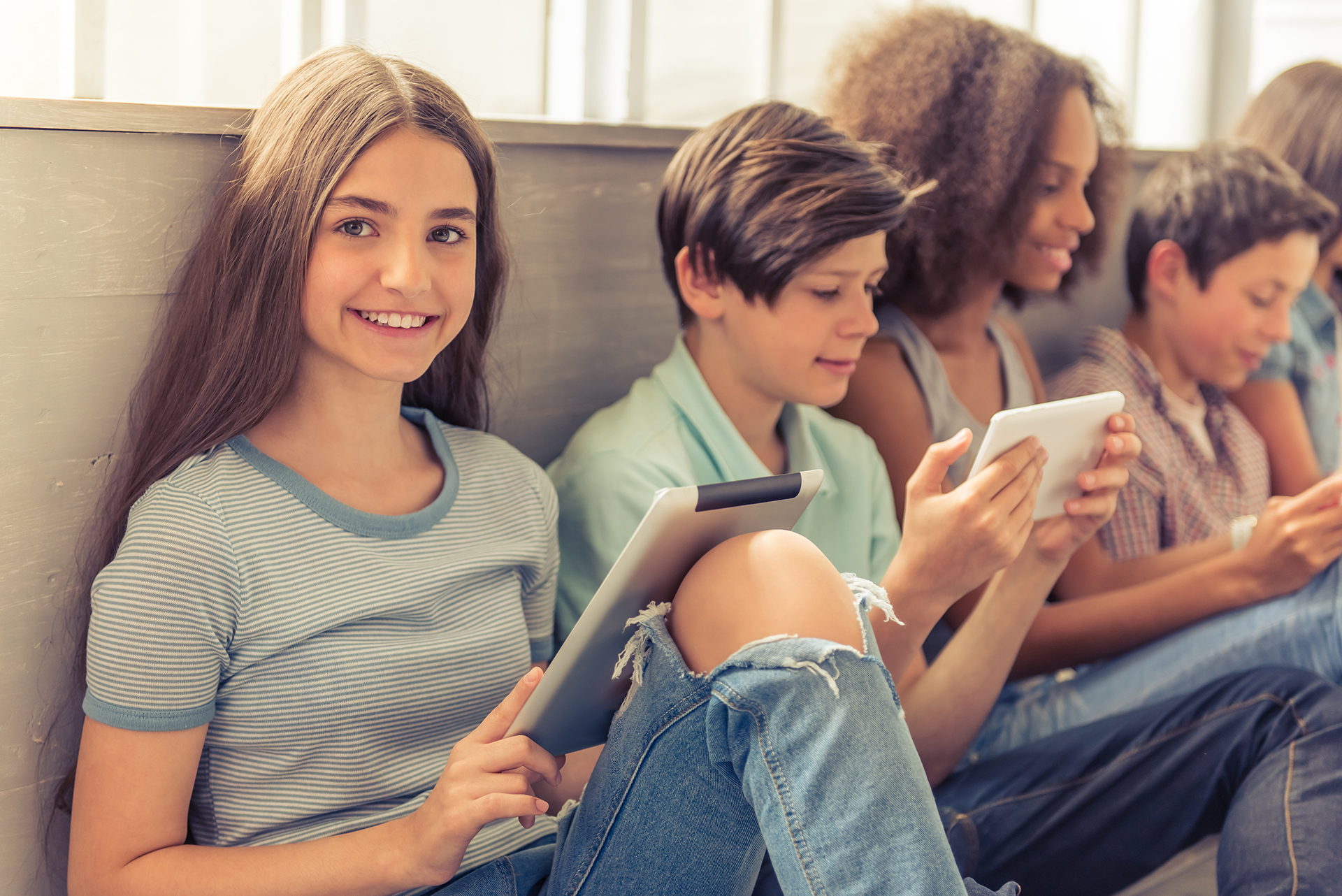 Look at the photograph of these teenagers. Молодежь с гаджетами. Подросток с телефоном в руках. Роль гаджетов в жизни подростков. Два подростка с телефонами.